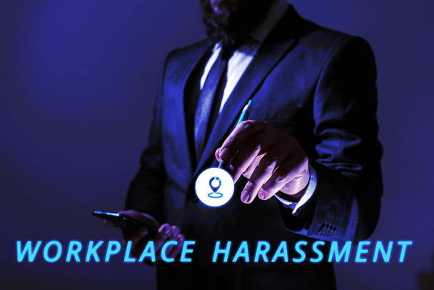Konzeptionelle Zurschaustellung Belästigung am Arbeitsplatz, Konzept, das unterschiedliche Rasse Geschlecht Alter sexuelle Orientierung von Arbeitnehmern bedeutet - Foto, Bild