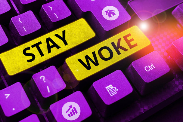 Wyświetlacz koncepcyjny Stay Woke, Business showcase jest świadomy swojego otoczenia i rzeczy się dzieje Bądź na bieżąco - Zdjęcie, obraz