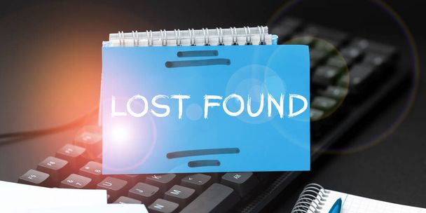 Κείμενο γραφής Lost Found, Business showcase Πράγματα που έχουν μείνει πίσω και μπορεί να ανακτηθούν στον ιδιοκτήτη - Φωτογραφία, εικόνα