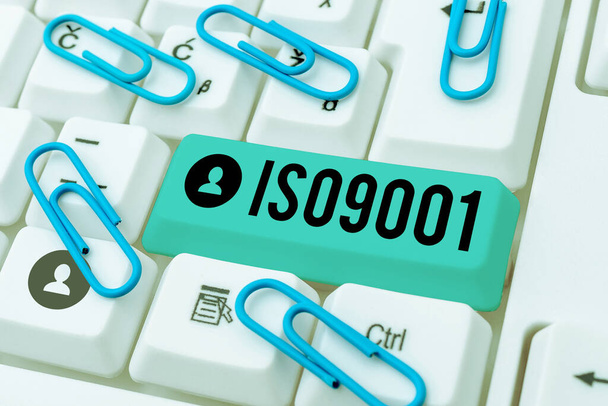 Ручной знак Iso9001, Бизнес-витрина соответствующий международный стандарт следуют для обеспечения требований клиентов - Фото, изображение