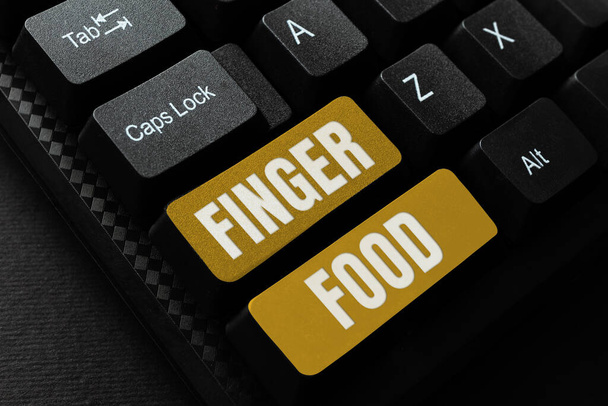Kavramsal başlık Parmak Gıda, Ürünler ve sindirim üzerine yazılmış Sözcük yemek yemek için parmaklarıyla tutulacak - Fotoğraf, Görsel