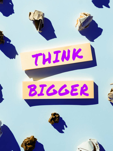 Signe texte montrant Think Bigger, vitrine d'entreprise être en mesure de rêver et de visualiser ce que vous pouvez réaliser - Photo, image