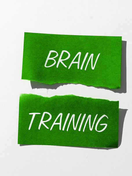 Textová značka zobrazující mozkový trénink, obchodní přístup duševní aktivity pro udržení nebo zlepšení kognitivních schopností - Fotografie, Obrázek