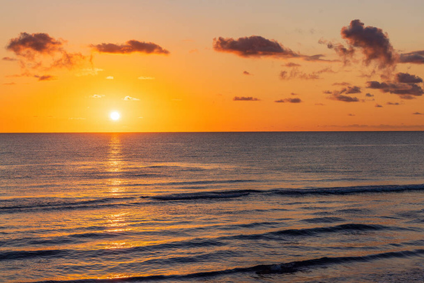 Salida del sol sobre el Océano Atlántico en Florida
  - Foto, imagen