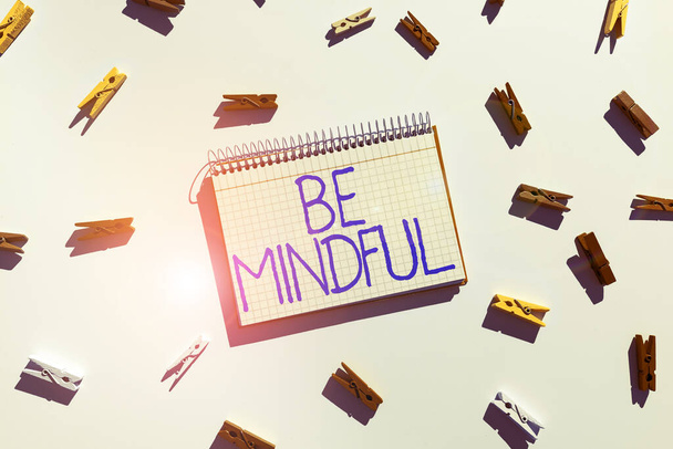 Tekst odręcznego pisania Be Mindful, Podejście biznesowe zwracające szczególną uwagę lub świadomość czegoś - Zdjęcie, obraz