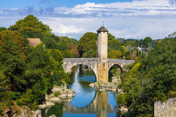 Pont Vieux, brug in Orthez, Nieuw-Aquitanië, departement Pyreneeën Atlantiques, Frankrijk - Foto, afbeelding