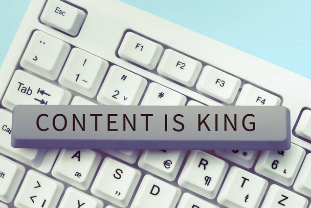 Signo de texto que muestra el contenido es el rey, enfoque de negocios El contenido es el corazón de las estrategias de marketing actuales - Foto, Imagen