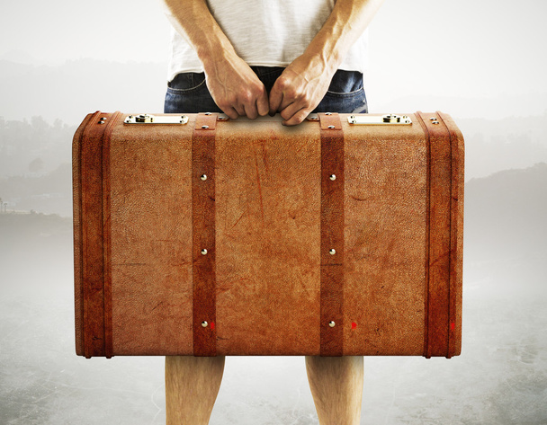 men holding leather suitcase - Φωτογραφία, εικόνα