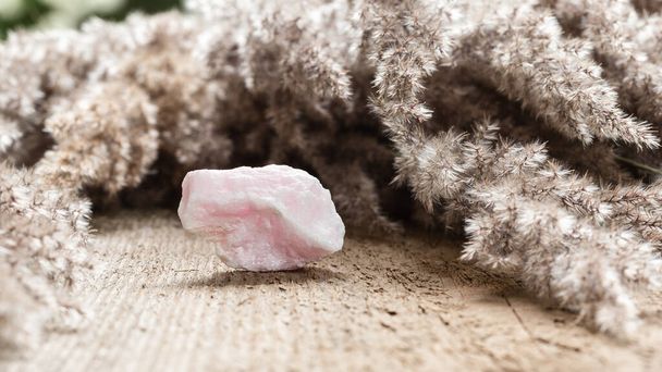 Raaka Leikkaamaton Pink Manganocalcite tai mangaani Calcite Stone näyte puinen tausta. Natural Minerals ja Healing Stones kokoelma - Valokuva, kuva