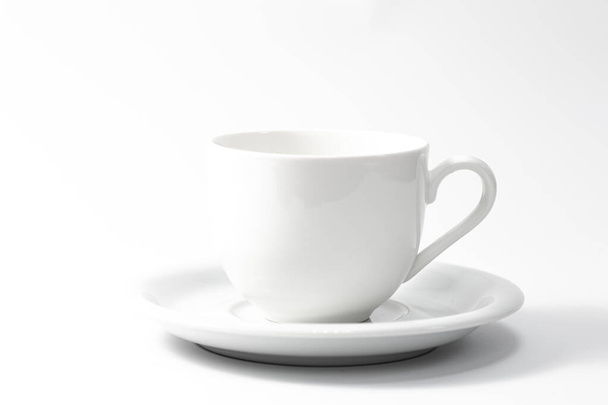 Beyaz fonda beyaz fincan ve çay tabağı yakın plan izole edilmiş.. - Fotoğraf, Görsel