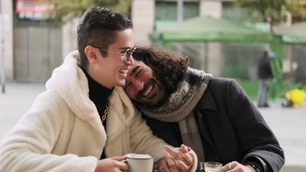 Zeitlupenvideo eines kaukasischen stilvollen homosexuellen Paares, das beim Kaffeetrinken in einer Cafeteria flirtet - Filmmaterial, Video