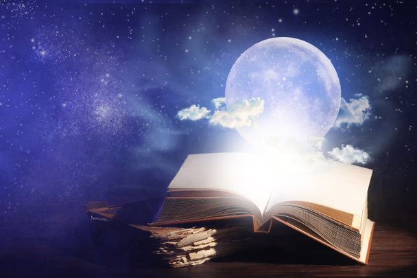 Magische Bücher mit Mond und Nachthimmel auf dunklem Hintergrund - Foto, Bild