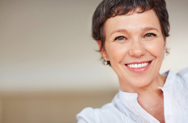 笑顔のビジネス女性。Closeup portrait of happy mature business woman smiling over plain background - 写真・画像