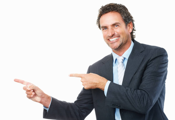 Homme d'affaires pointé du doigt. Portrait d'homme d'affaires mature beau pointant latéralement sur fond blanc - Photo, image