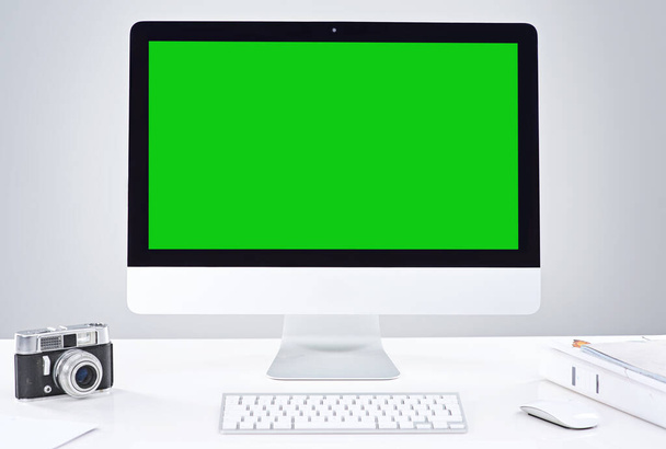 Δώστε στην επιχείρηση φωτογραφίας σας ένα blog. επιτραπέζιος υπολογιστής με πράσινη οθόνη - Φωτογραφία, εικόνα