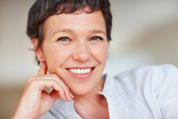 Zakenvrouw met een aangename glimlach. close-up portret van gelukkig volwassen zakenvrouw glimlachen naar u - Foto, afbeelding