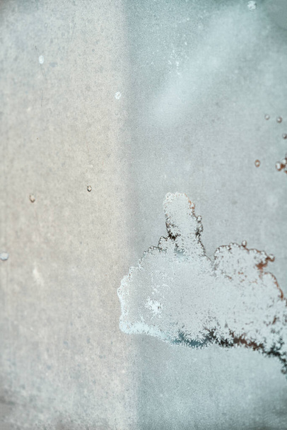Jäätyneen ikkunan lähikuva sisätiloissa talvella - Valokuva, kuva
