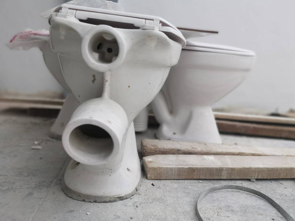 siège de toilette en céramique blanche avec glissière. - Photo, image