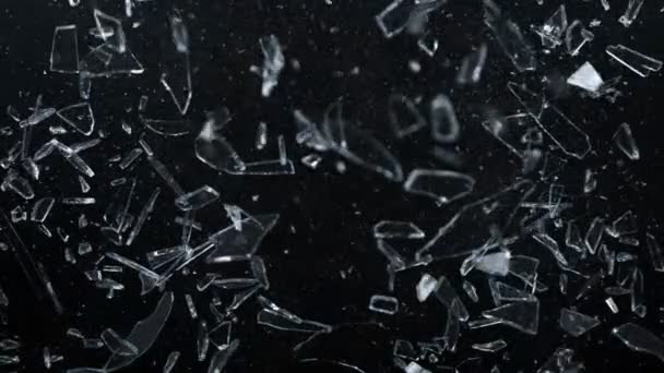 Super Slow Motion Shot of Glass Shards Flying Towards Camera Απομονωμένο σε Μαύρο στα 1000fps. Κινηματογραφήθηκε με κάμερα κινηματογράφου υψηλής ταχύτητας, 4k. - Πλάνα, βίντεο