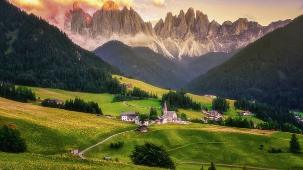 Villaggio di Santa Magdalena in Val di Funes sulle Dolomiti italiane. Vista autunnale sulla valle con alberi colorati e gruppo montuoso Odle sullo sfondo. Italia Europa - Foto, immagini