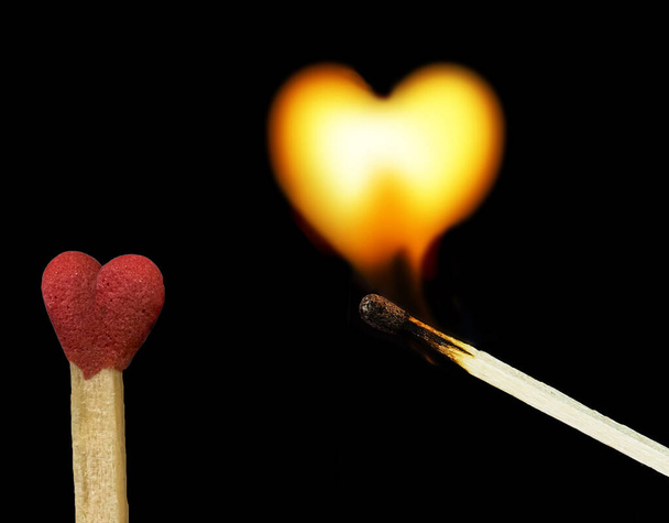 coeur amour flamme feu allumettes juste être brûler par amor feu eros allumage Cupidon 14 Février arrière-plan  - Photo, image