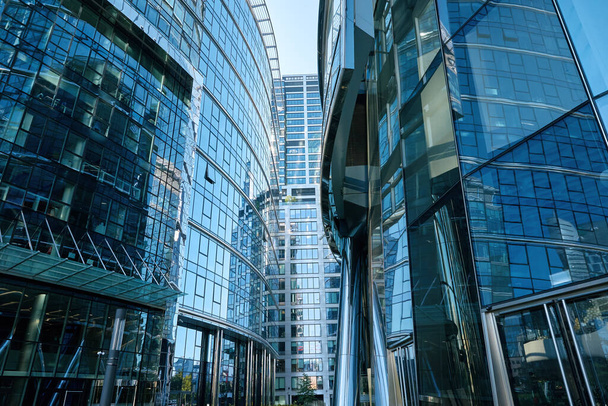 Detail von Bürohochhäusern mit Glasfassaden. Moderne städtische Architektur. Hochhaus in der Innenstadt von Warschau - Foto, Bild