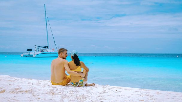 μικρό νησί Κουρασάο διάσημο για ημερήσιες εκδρομές, ένα ζευγάρι στην παραλία του Klein Curacao Island άνδρες και γυναίκες στην παραλία κατά τη διάρκεια διακοπών - Φωτογραφία, εικόνα