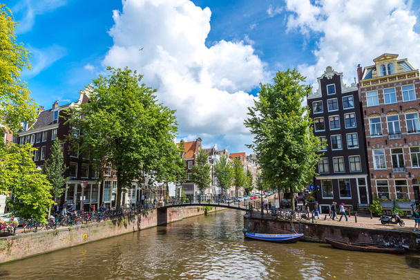 Canales y barcos de Ámsterdam
 - Foto, Imagen