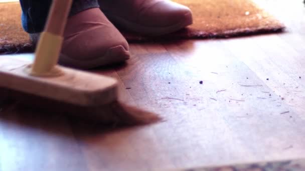 Висувна дерев'яна підлога з мітлою середнього пострілу повільний рух вибірковий фокус
 - Кадри, відео