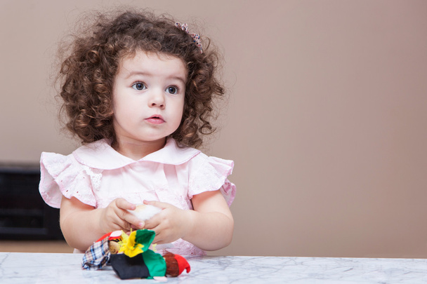 fille jouer avec une poupée - Photo, image