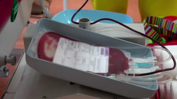 мішок крові в рухомому лотку машини для збору крові
 - Кадри, відео