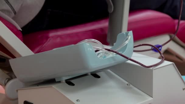 Blutbeutel in einem fahrbaren Tablett mit Blutentnahmemaschine - Filmmaterial, Video