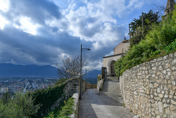  Узкая улица среди старых домов Монтесархио, деревня в провинции Беневенто в Италии. - Фото, изображение