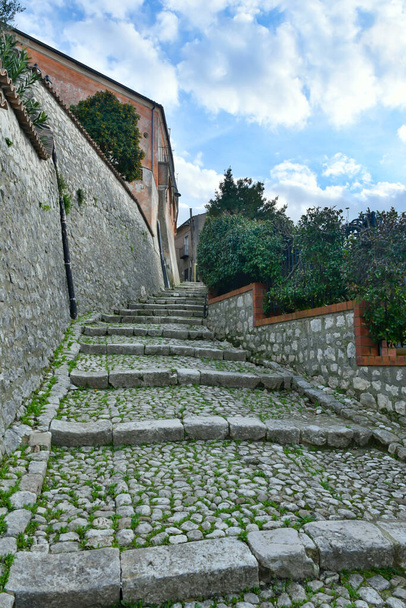 Узкая улица среди старых домов Монтесархио, деревня в провинции Беневенто в Италии. - Фото, изображение