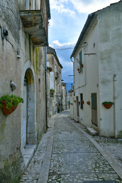 Ένας στενός δρόμος ανάμεσα στα παλιά σπίτια του Montesarchio, ενός χωριού στην επαρχία του Benevento στην Ιταλία. - Φωτογραφία, εικόνα