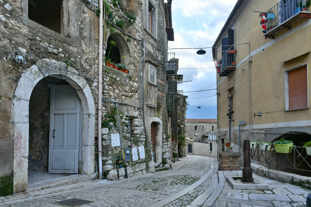Une rue étroite entre les vieilles maisons de Montesarchio, un village dans la province de Bénévent en Italie. - Photo, image