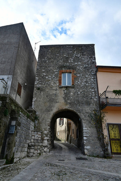 イタリアのベネヴェント州の村であるMontesarchioの古い家の間の狭い通り. - 写真・画像