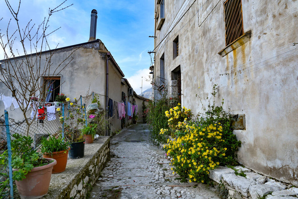 Ένας στενός δρόμος ανάμεσα στα παλιά σπίτια του Montesarchio, ενός χωριού στην επαρχία του Benevento στην Ιταλία. - Φωτογραφία, εικόνα