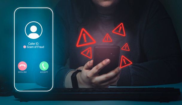 Vrouw ontvangt ongewenste oproep op smartphone met rode waarschuwingspictogrammen. Spam, zwendel, phishing en fraude concept. Veiligheidstechnologie. - Foto, afbeelding