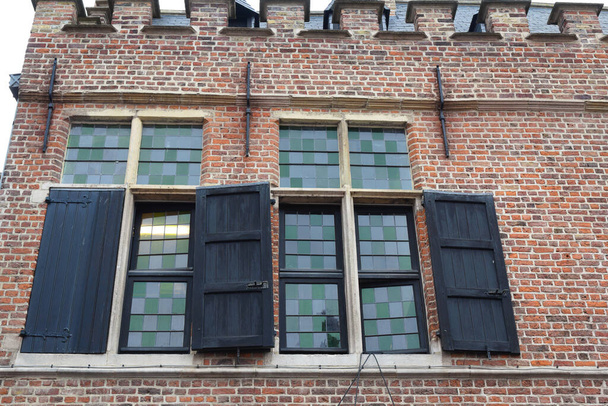 Egy hagyományos téglaház ólomablakai a belga Bruges városban - Fotó, kép