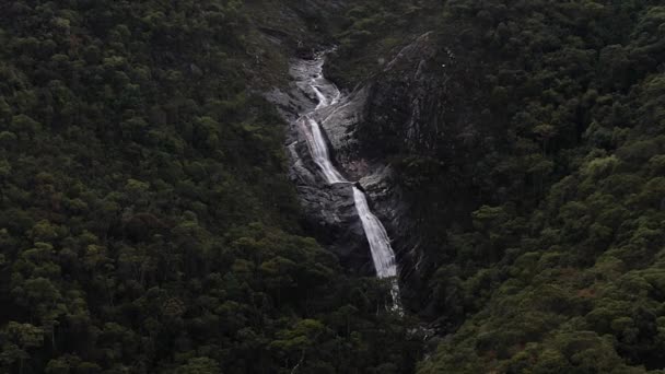 Letecký pohled na Cachoeira Bonita znamená Krásný vodopád v národním parku Caparao, Minas Gerais State, Brazílie - Záběry, video