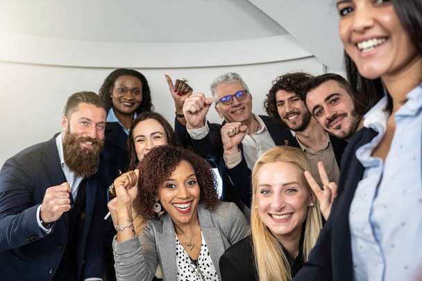 Multi-etnische zakenmensen nemen selfie op zakelijke bijeenkomst - Foto, afbeelding