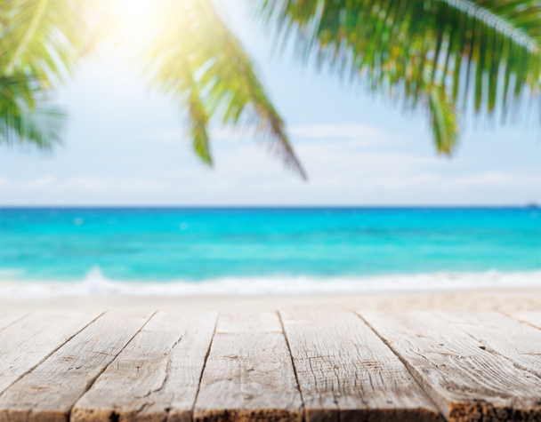 Lege houten tafel of pier met zonnig strand en zee op achtergrond. Met kopieerruimte voor uw product - Foto, afbeelding
