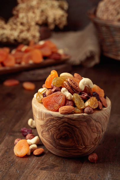 Fruits secs et noix assorties sur une vieille table en bois. - Photo, image