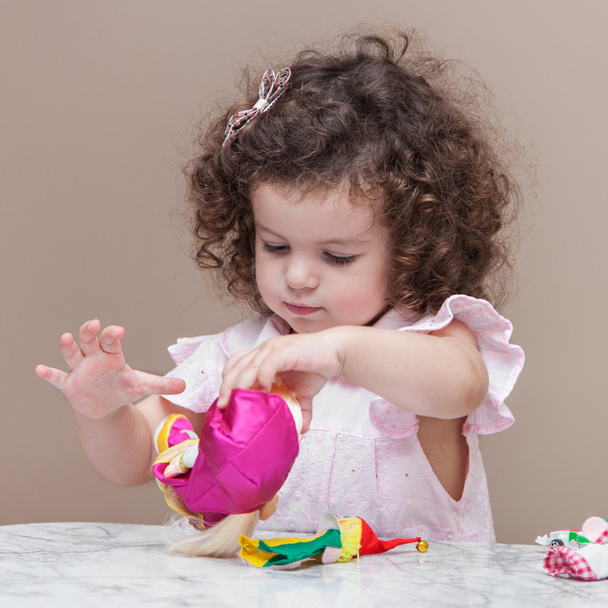 chica jugando con una muñeca - Foto, imagen