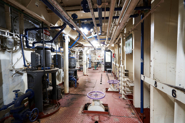 Βαλβίδες και σωλήνες στο μηχανοστάσιο του William G Mathers - Φωτογραφία, εικόνα