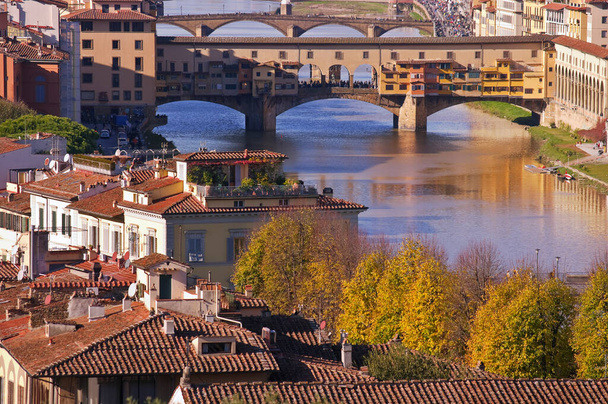 Arno Nehri 'nin havadan çekilmiş fotoğrafı ve Floransa' daki eski köprü.. - Fotoğraf, Görsel