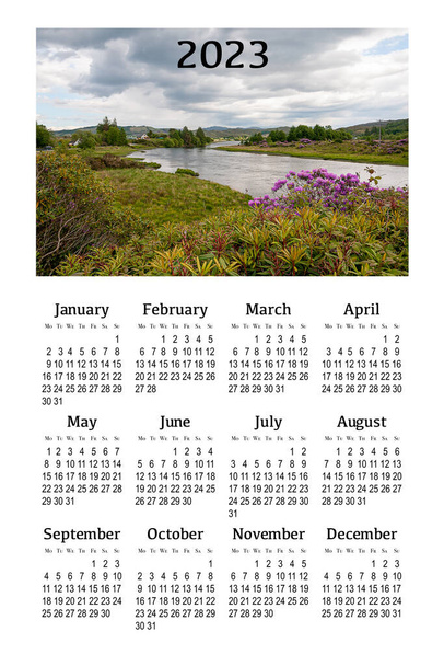 Kalender voor 2023 op een witte achtergrond voor het afdrukken. Schotland, Groot-Brittannië. Prachtig berglandschap. - Foto, afbeelding