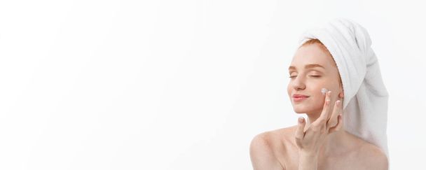 gyönyörű modell alkalmazása a kozmetikai krém kezelés az arcán, fehér - Fotó, kép