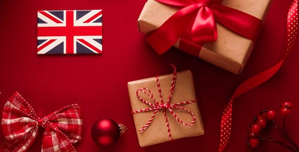 Navidad, el día de boxeo y la bandera del Reino Unido, regalos tradicionales de vacaciones, regalos sobre fondo rojo laico plano, regalo envuelto y adornos festivos, decoraciones como diseño flatlay vacaciones. - Foto, Imagen